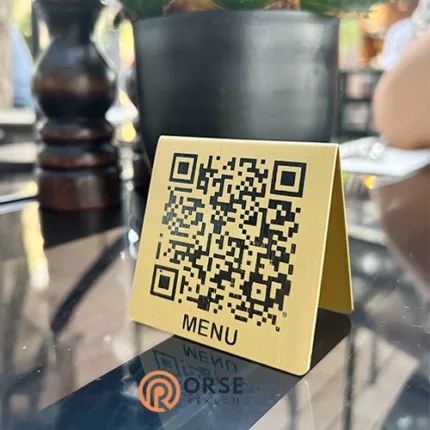qr menü masa üstü metal üçgen model