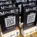 qr menü masa üstü ahşap